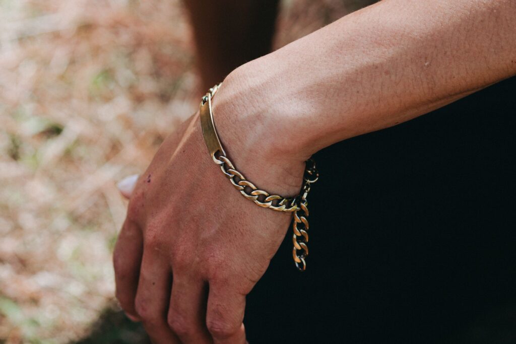 Bracelet homme en or : ce que la flambée du métal change à l&rsquo;achat comme à la revente
